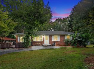 24 Vernon Lois Ln, Swannanoa, NC 28778