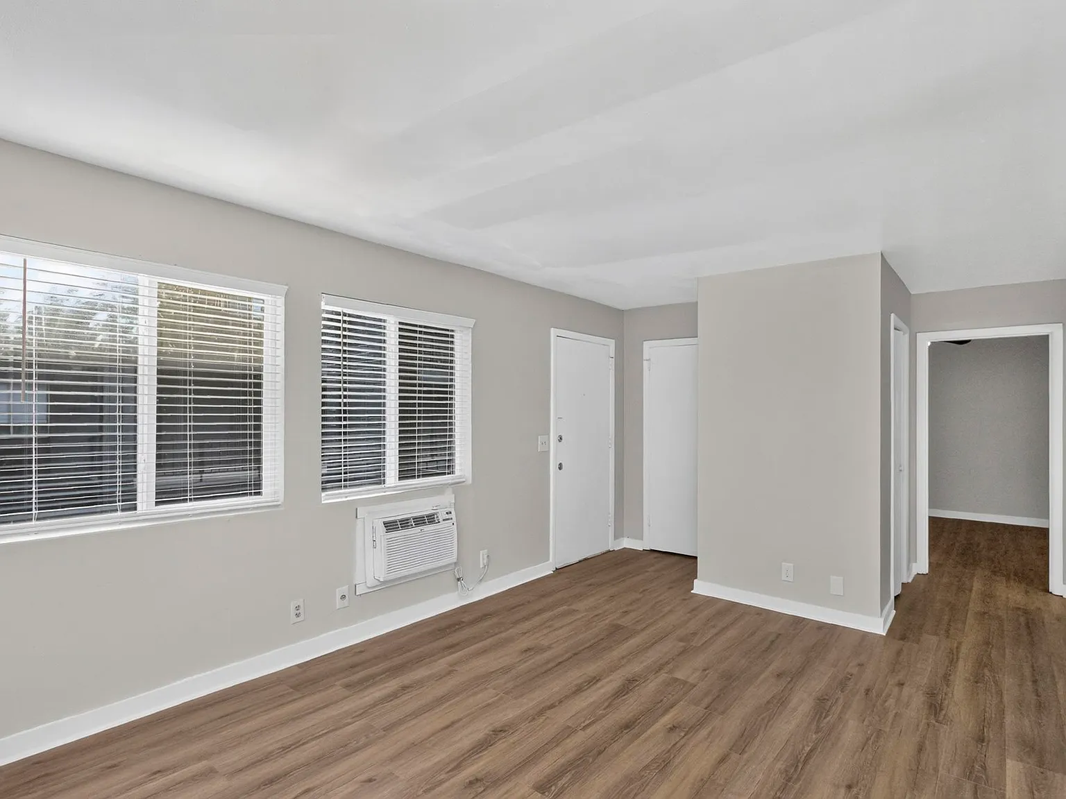 550 Harding Pl — Photo 3