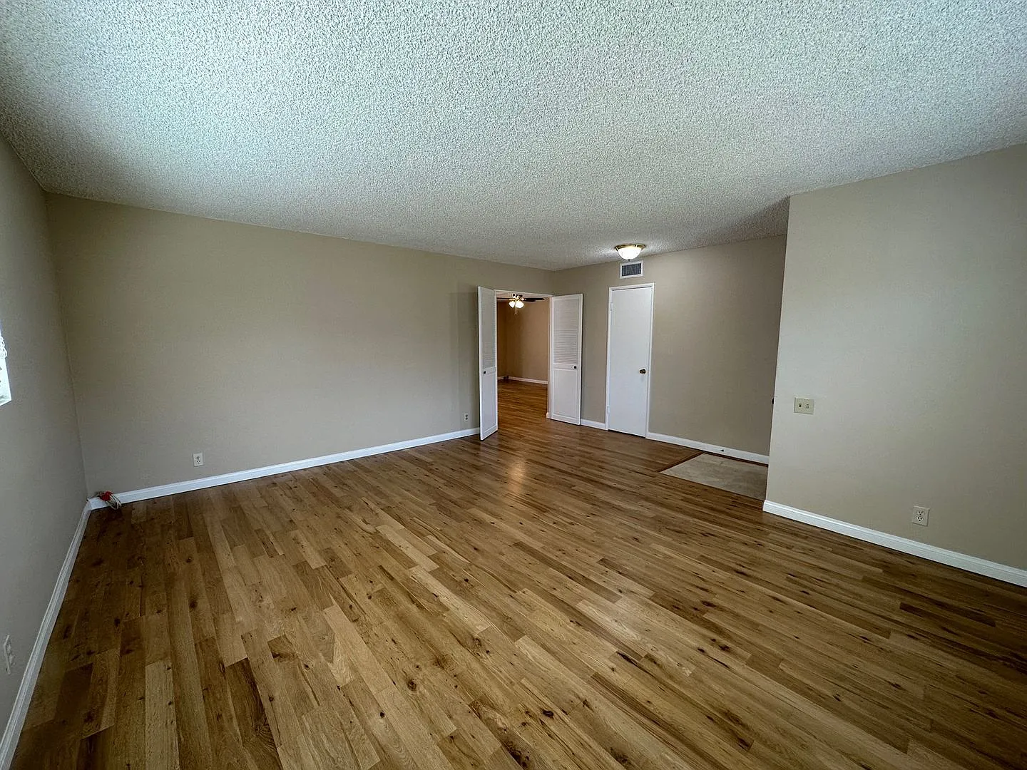 Stunning West Hills 3+2 Completely Remodeled — Photo 3