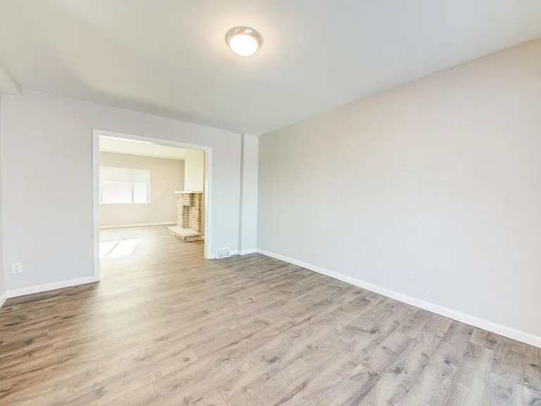 2030 Pioneer Ave — Photo 8