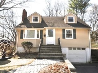 4 Westwood Dr N, West Orange, NJ 07052