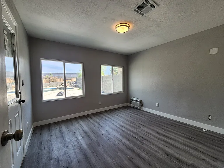 7415 S 15th Dr — Photo 17