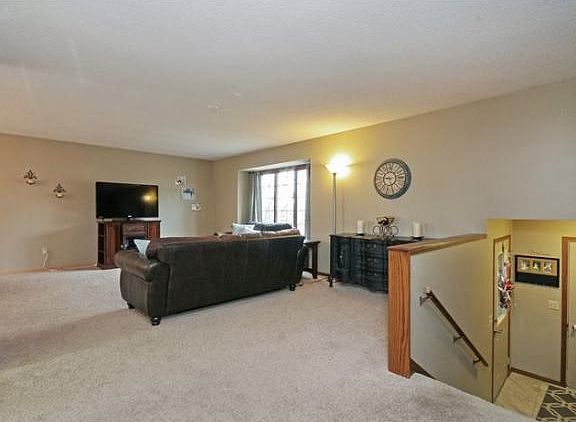 Huge Split Level upper living room with vaulted ceilings