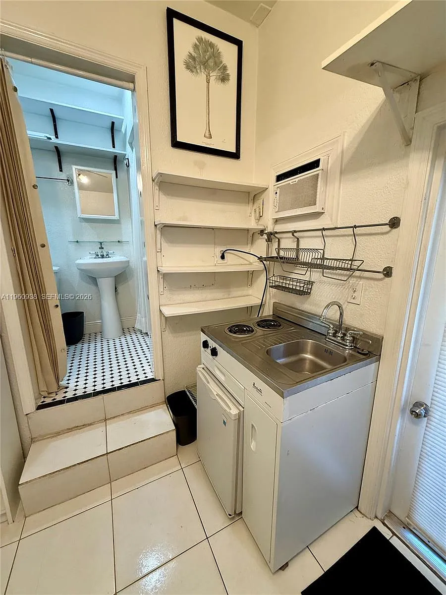 Building Photo - 1750 SW 16th St #1