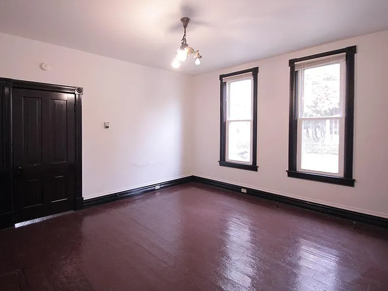 401 Franklin Ave — Photo 5