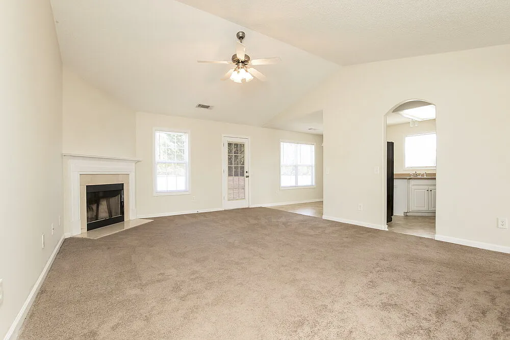 3 bed, 3.0 bath, 1306 sqft, $1,880 — Photo 2