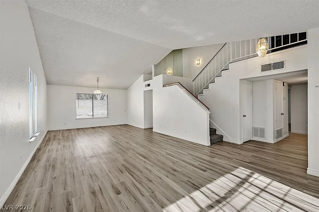 3 bed, 2.0 bath, 1880 sqft, $2,400 — Photo 4