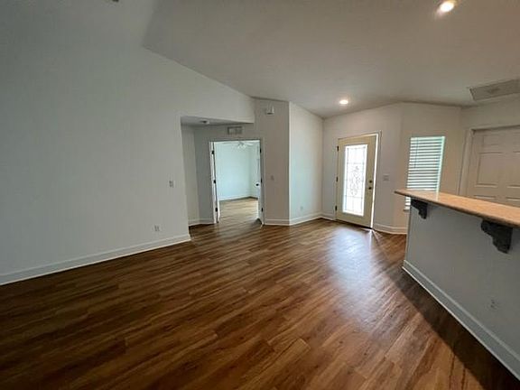 2nd image of 927 Magnolia Ave