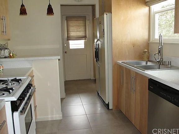 Sharp remodeled kitchen.
