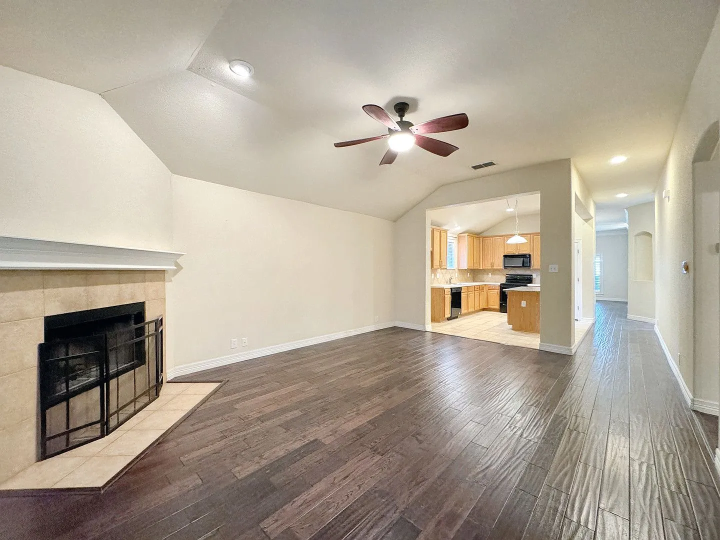 Beautiful Home in the gated community of Churchill Estates — Photo 4
