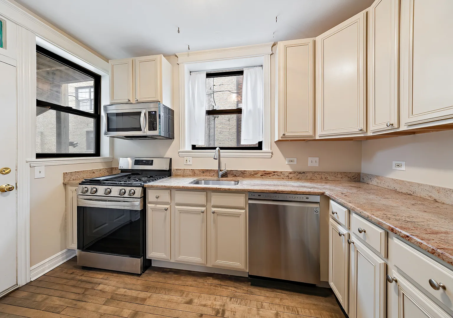 2 bed, $2,450 — Photo 2