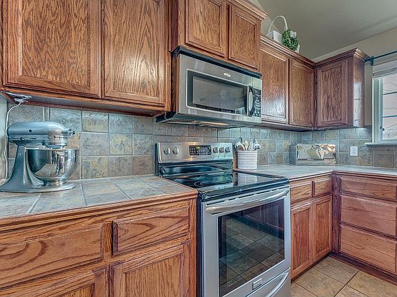 4th image of 2270 Peacock Dr