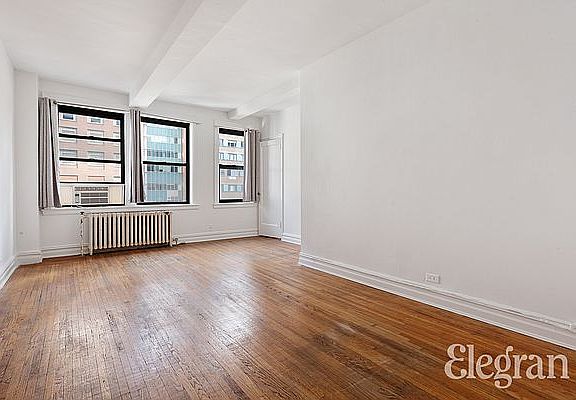 4th image of 457 W 57th St #910