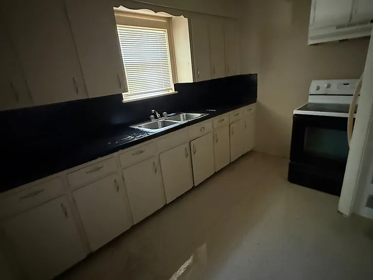 607 Curry Ave — Photo 2