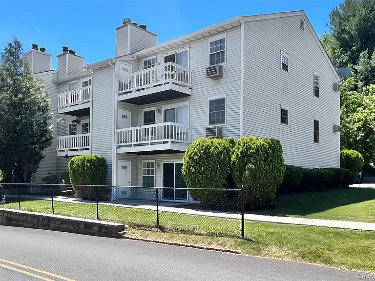 18 Lexington Hl #12 — Photo 3