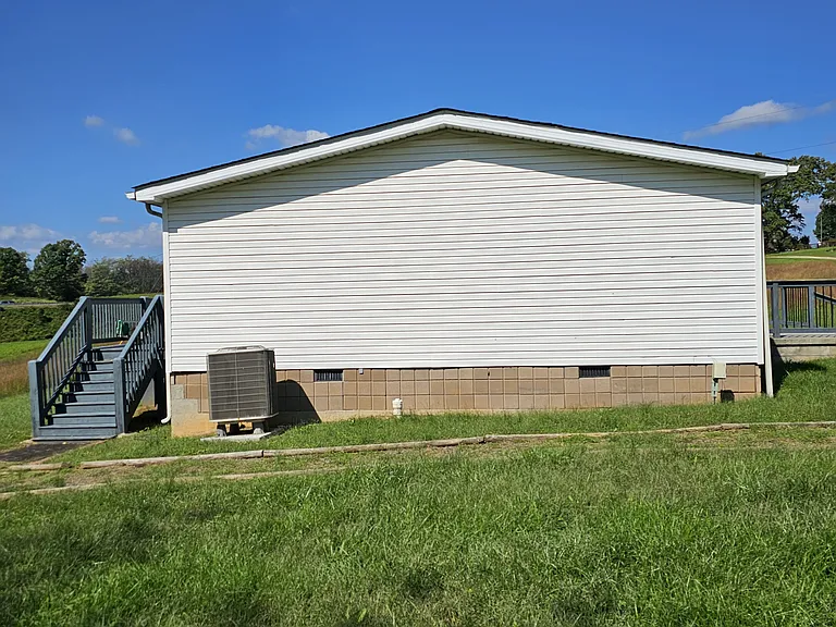 188 Ross Rd — Photo 3