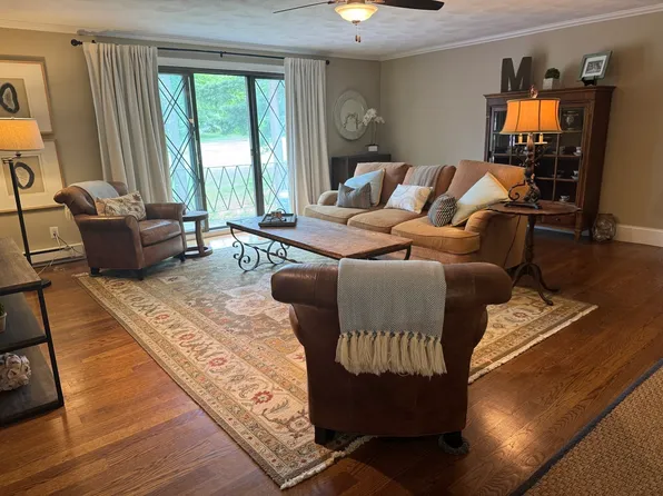 2 Rainbow Pond Dr APT 7, Walpole, MA 02081