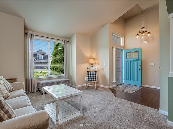 Living room and entry - newer carpet downstairs!>