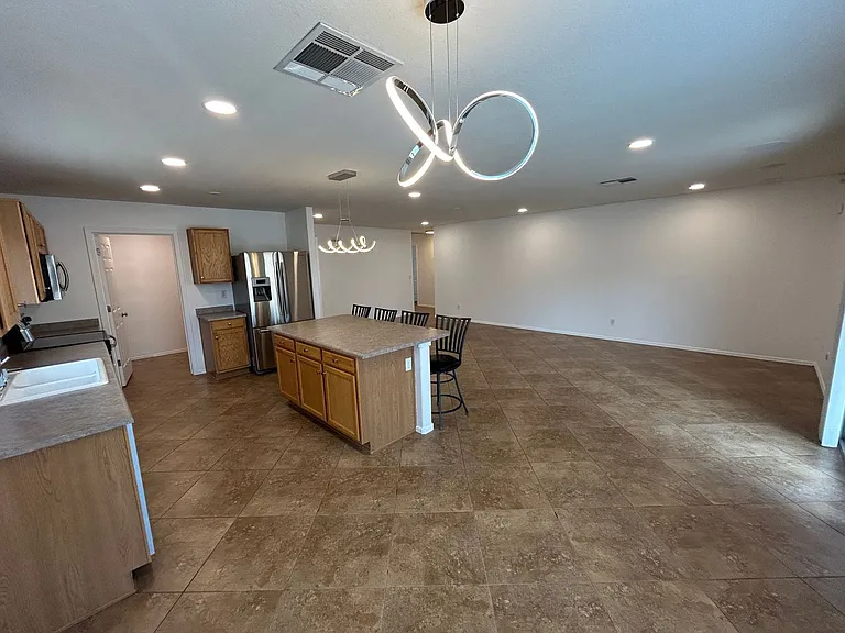 3126 W Zachary Dr — Photo 4