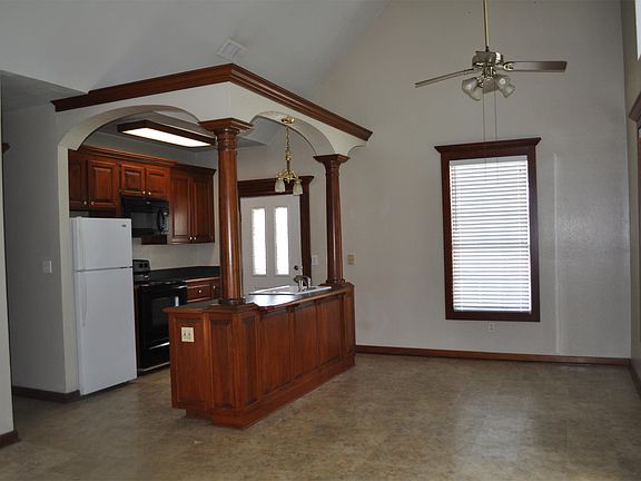 2nd image of 1601 Melvin Ln