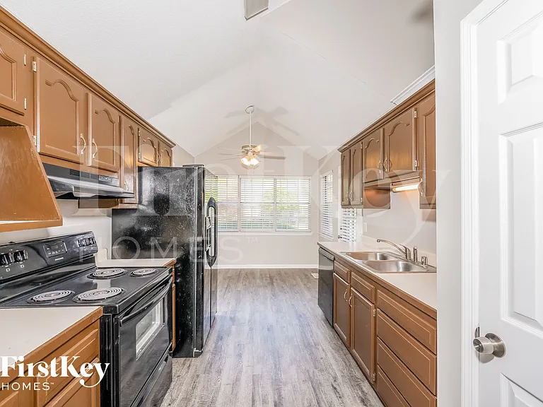 6768 Crossbrook Ln — Photo 4