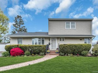 27 Surrey Lane, Plainview, NY 11803