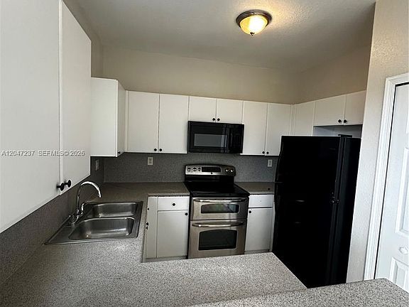 5th image of 2812 SE 16th Ave #121