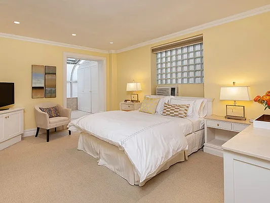 Sold by Sotheby's International Realty | media 18