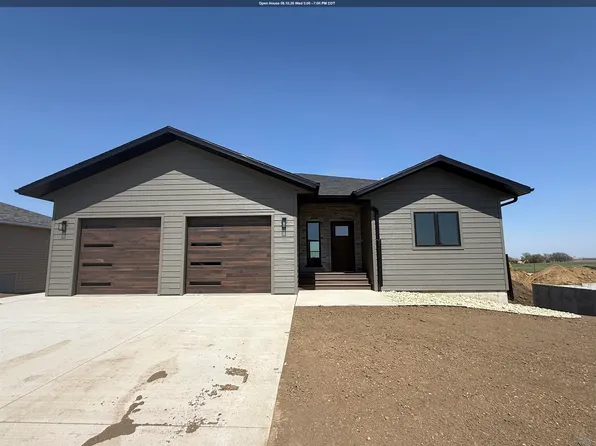 1026 15th Street Cir NE, Sioux Center, IA 51250