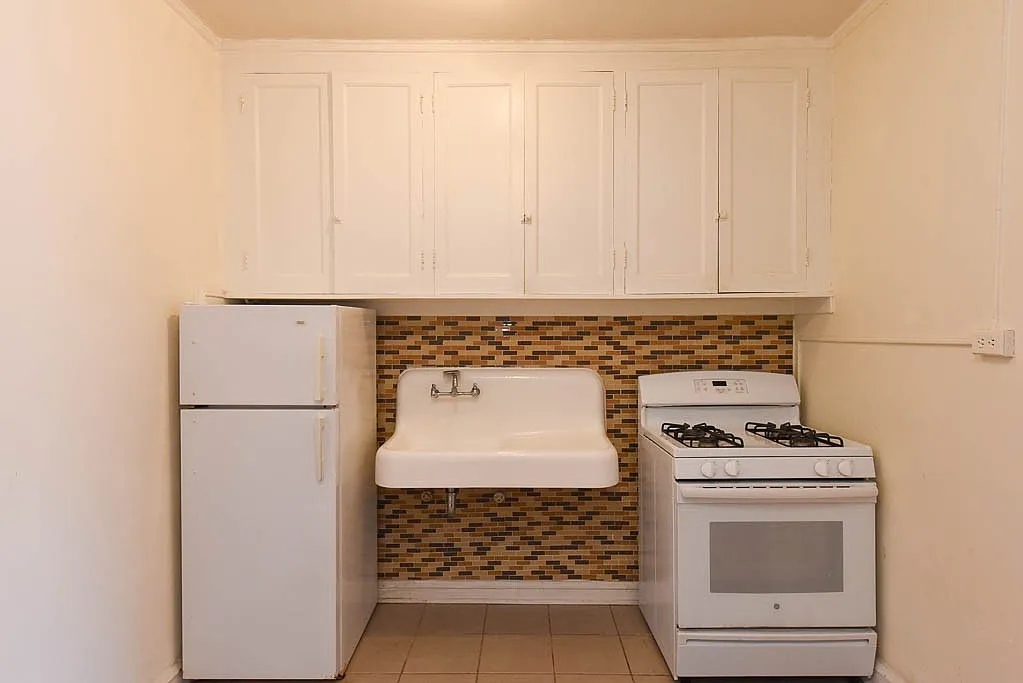 Amazing Studio, 1 Bath at Elmdale + Broadway (Edgewater) — Photo 2