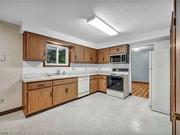 3rd image of 1668 Eisenhower Dr