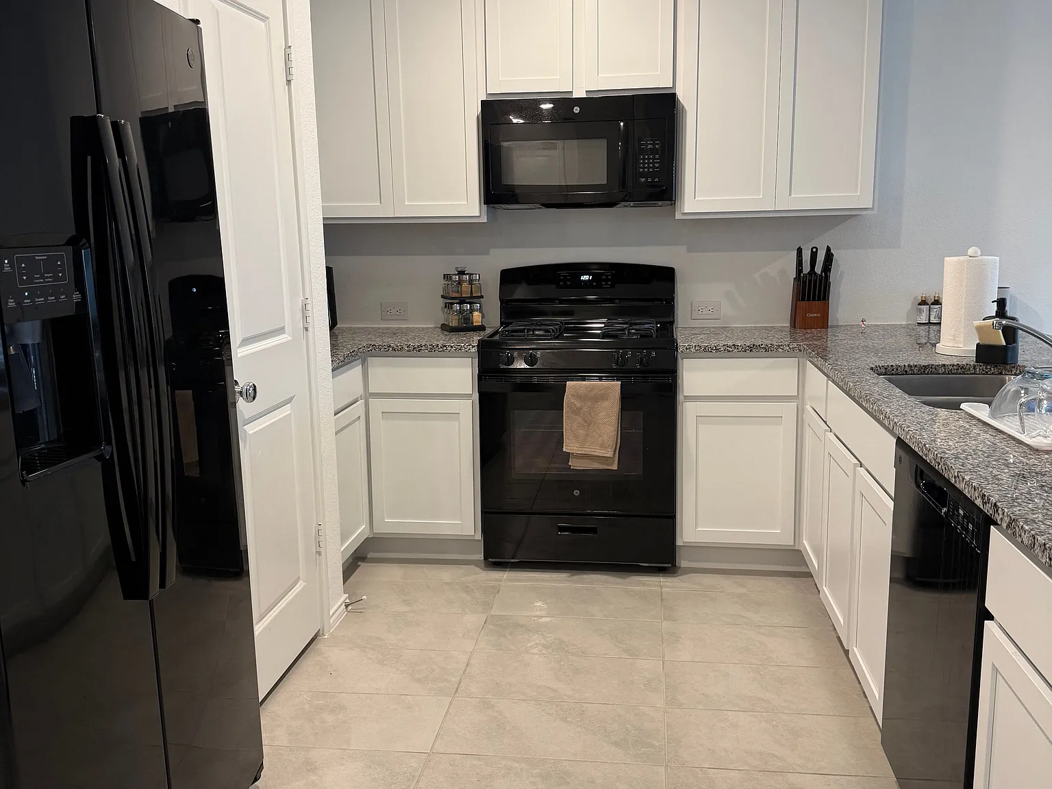 3 bed, 2.0 bath, 1474 sqft, $2,275 — Photo 2