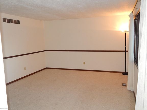 3rd image of 913 Whittier Dr