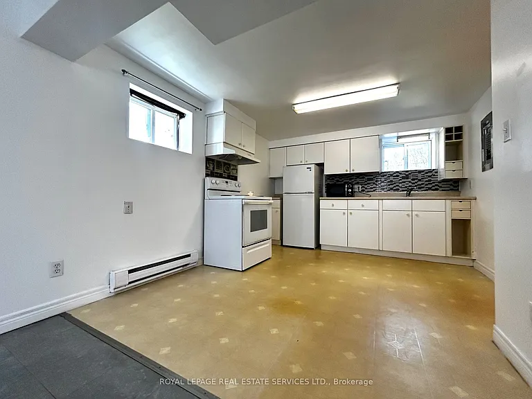 5219 Broughton Cres #IN-LAW ON MAI — Photo 6
