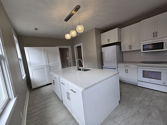 3rd image of 109 W 3rd St