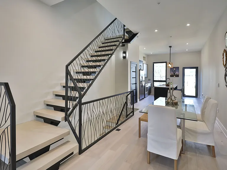 2541 Turner St — Photo 5
