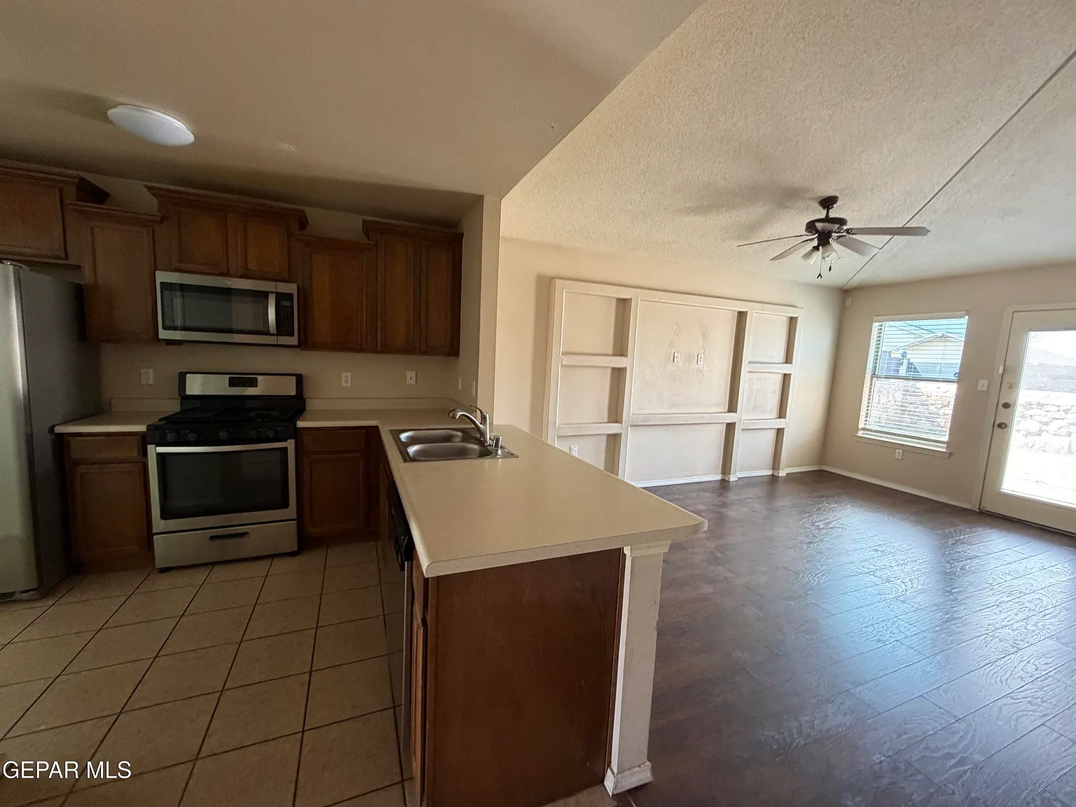 3 bed, 2.0 bath, 1390 sqft, $1,700 — Photo 4