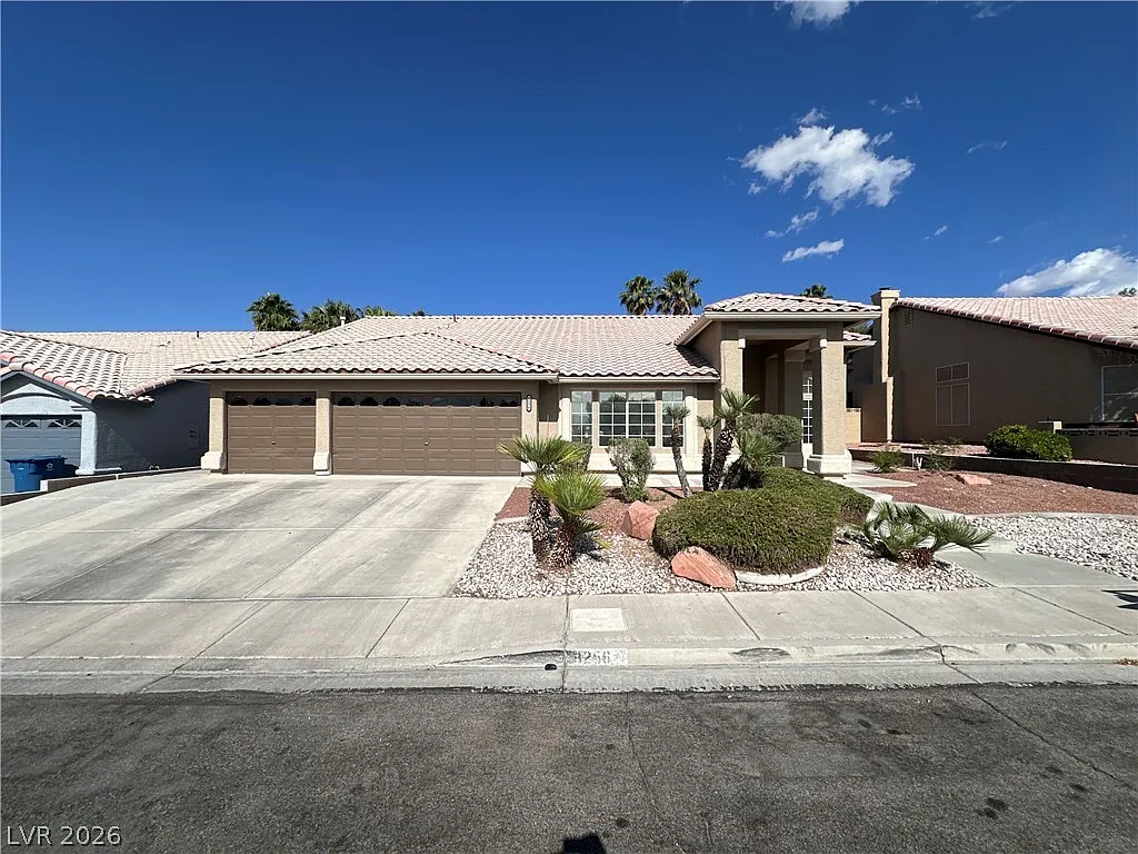4 bed, 2.5 bath, 2222 sqft, $2,600 — Photo 2