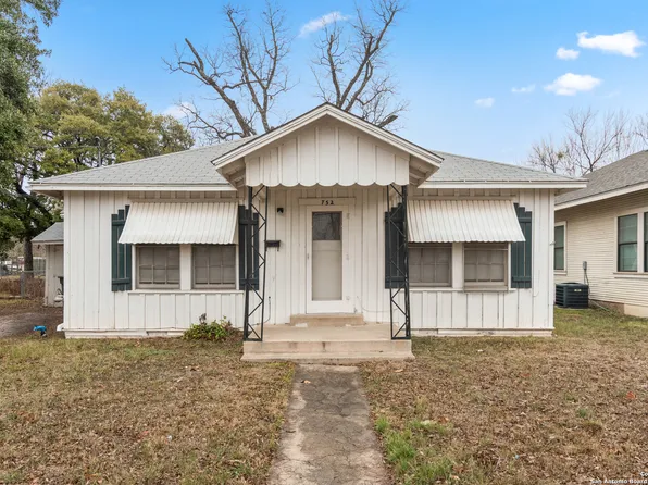 752 N HIGH ST, Uvalde, TX 78801