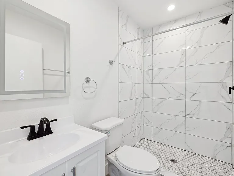 Leo P 1348 W 37th Pl — Photo 14
