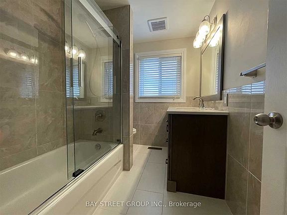 4th image of 632 Ardleigh Cres