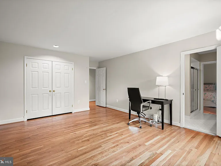 9809 Hall Rd — Photo 33