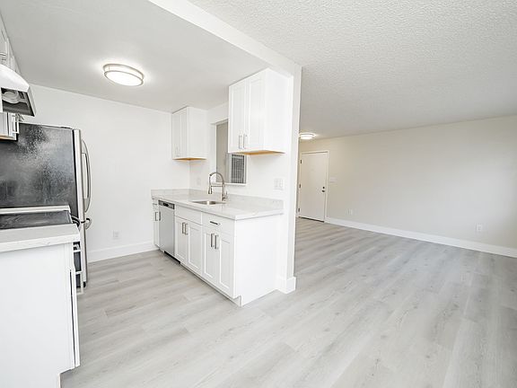 5th image of 3285 Delaware St #102