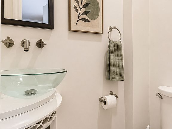 4th image of 55 Bainbridge St APT 1