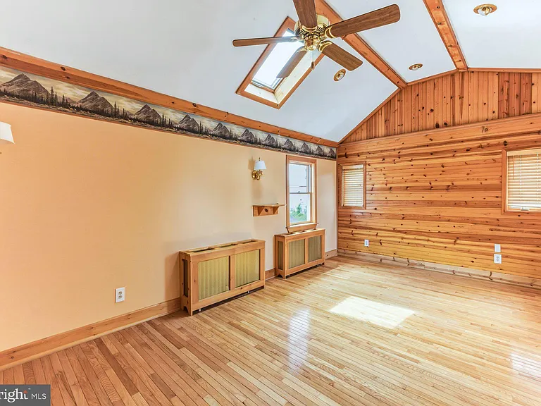 466 Logan Ave — Photo 10