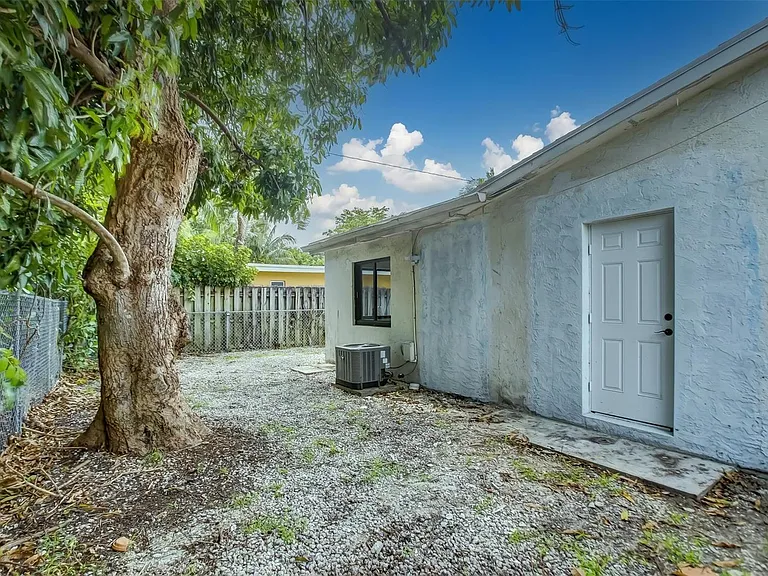 2155 NE 56th Ct — Photo 30