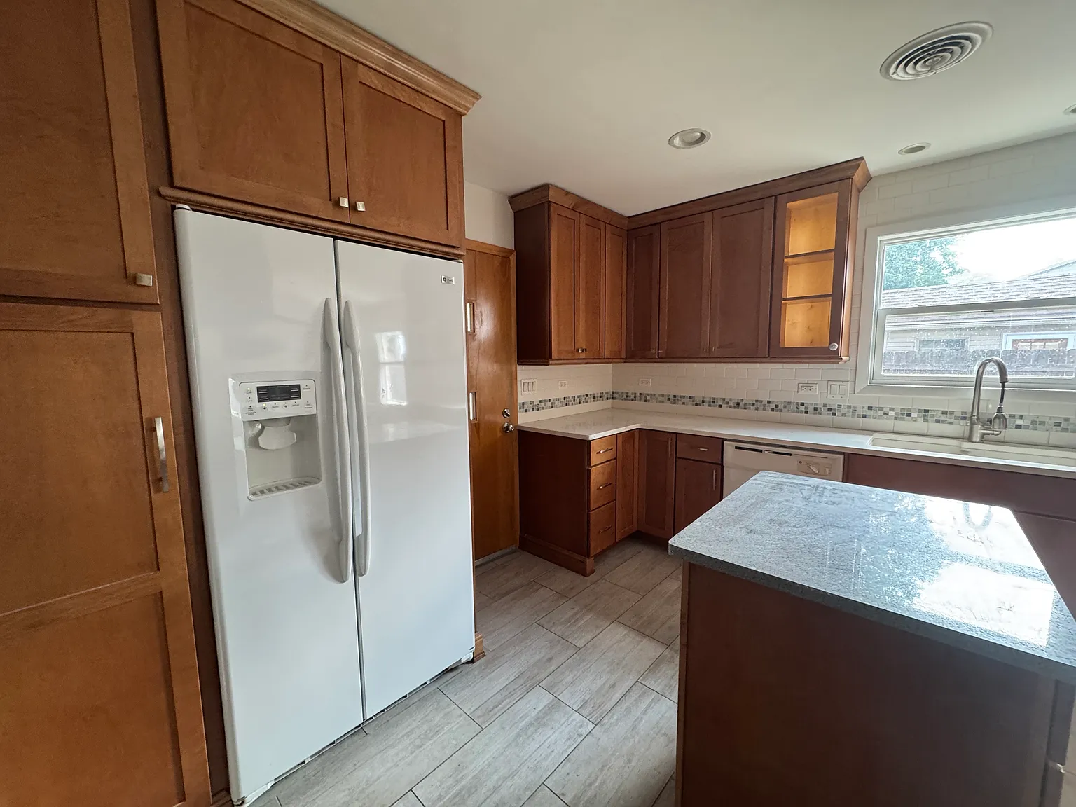 702 S Summit St — Photo 3