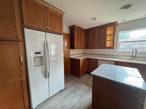 3rd image of 702 S Summit St