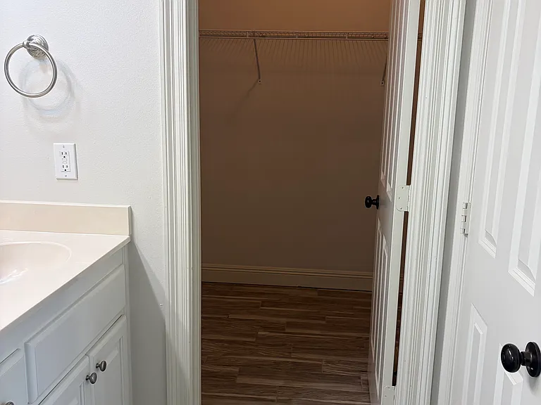 3001 Northbank Dr — Photo 36
