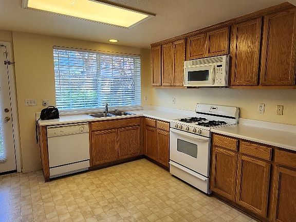 5th image of 725 Daniels Ave